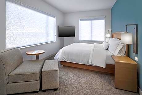 Executive Suite, 1 King, Alternate bed: sofa bed