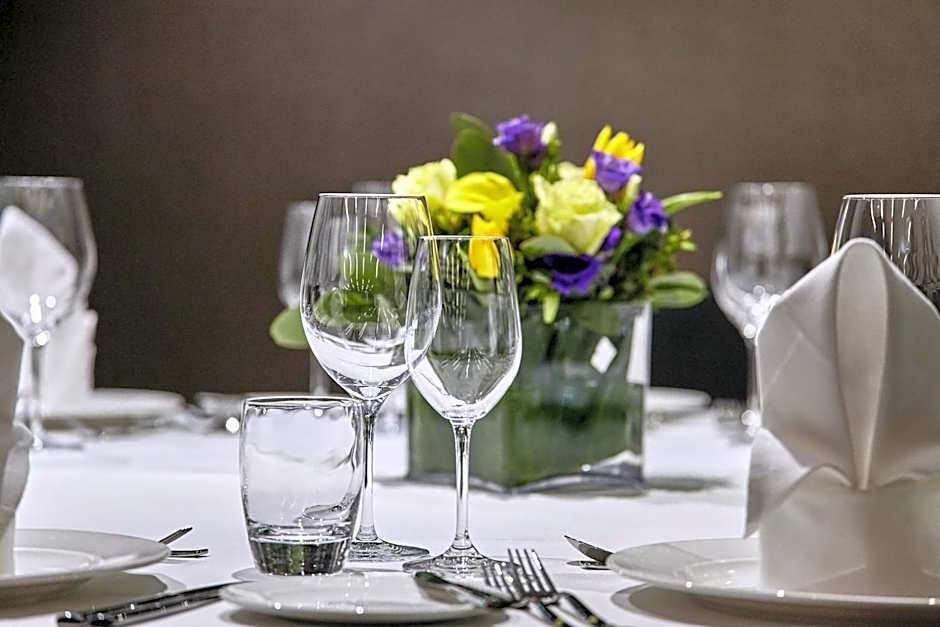 Montcalm East, Autograph Collection