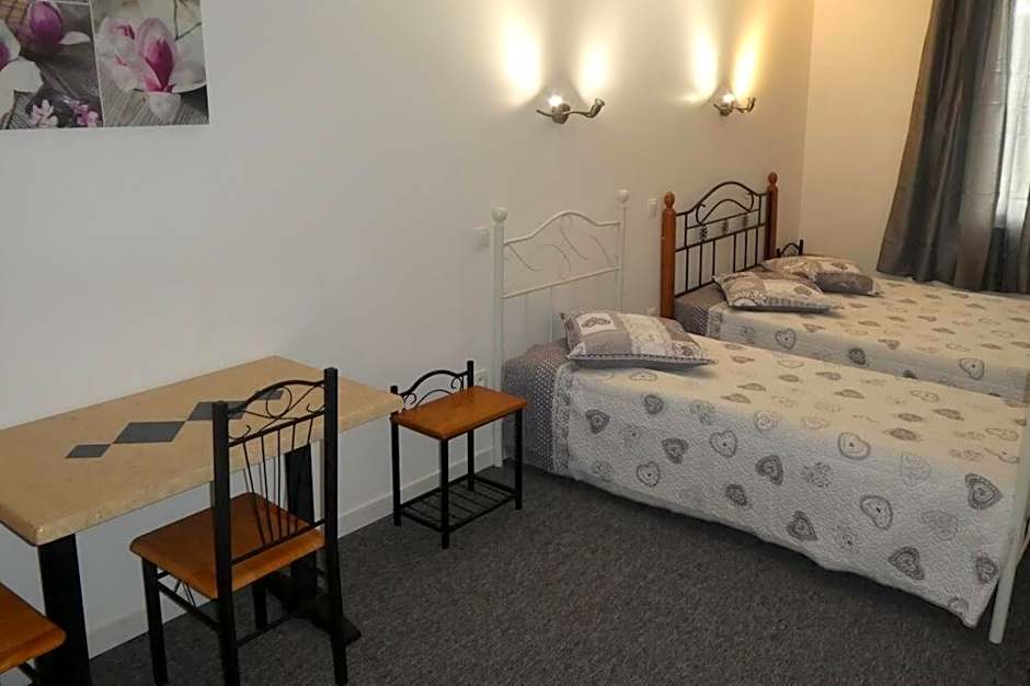 eTANIT ! Parking VélO, Etape Bicycle - 1mn a toute Connection Bus,Train et Aéroport - Calme Plein Centre de Beziers pour visiter,manger - Chambres Climatisées, Spacieuses Amenagees pour Singles, Couple, et ou Familles - Consigne et Petit Dej en plus