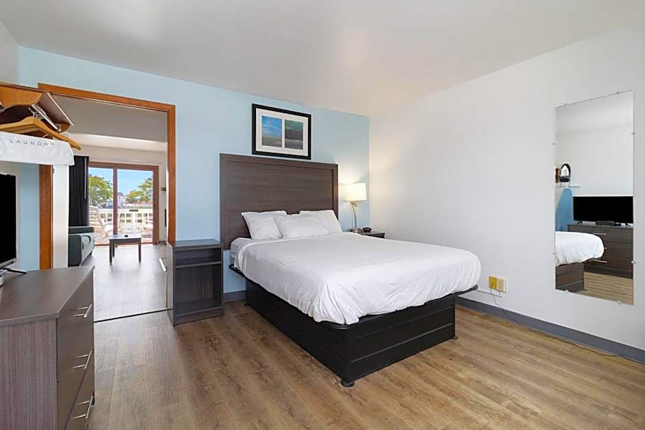Photo 1 of 6 of 1 Queen Bed Suite, Pool View