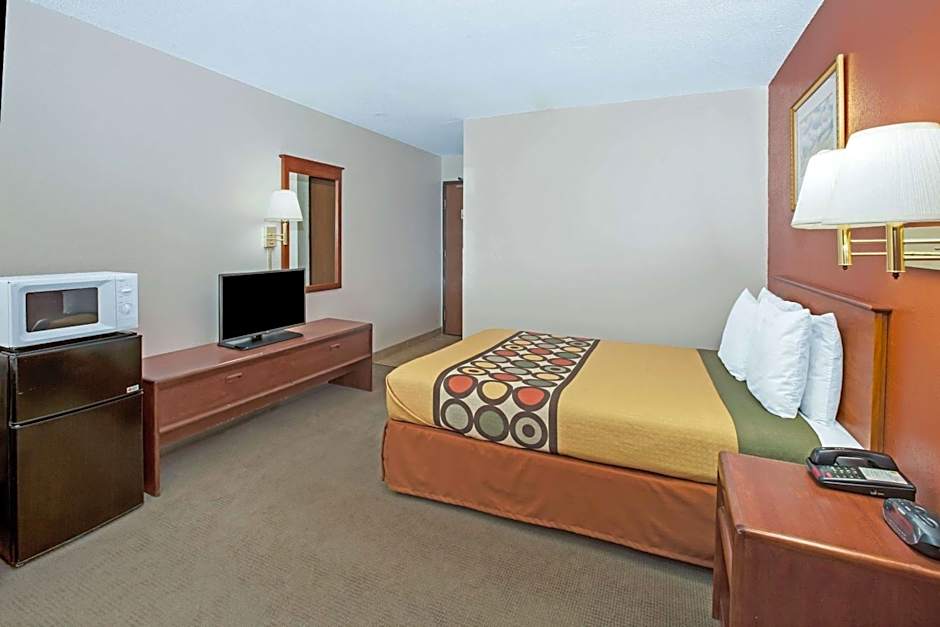 Super 8 by Wyndham Crystal Lake