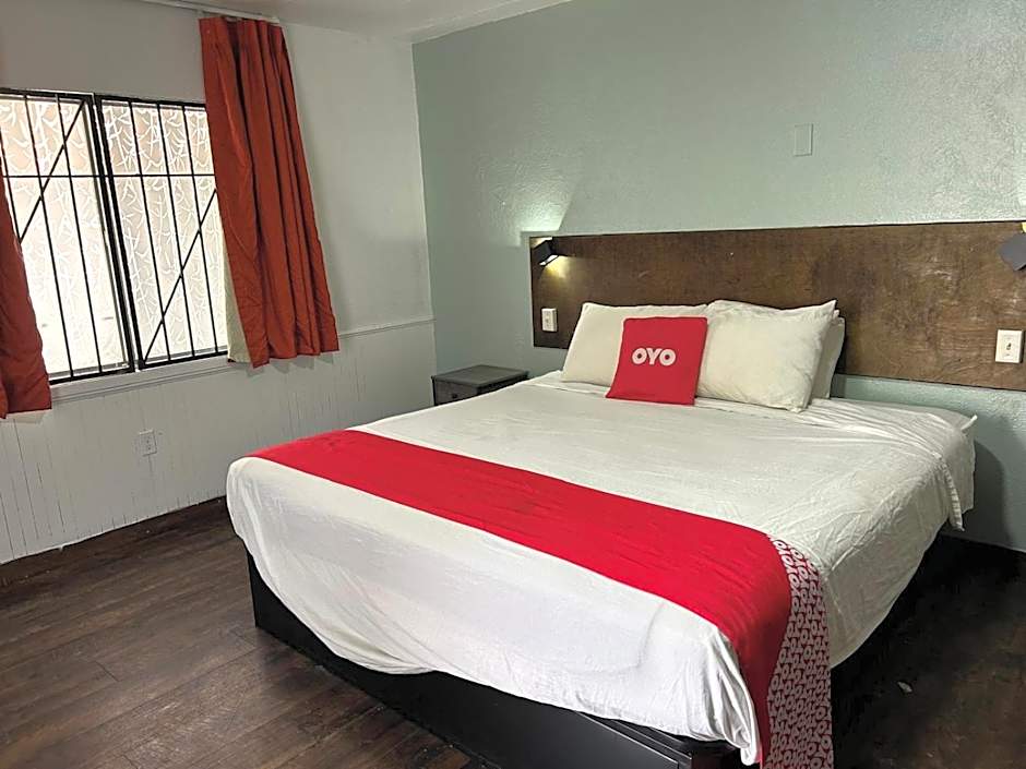 OYO Hotel Downtown Peoria IL I-74