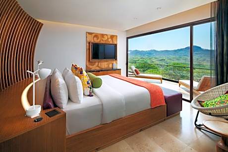 One-Bedroom Premier King Suite with Balcony and Ocean View
