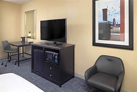 Executive Queen Room with Two Queen Beds and Water View - Non-Smoking