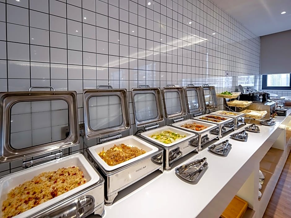 Borrman Hotel Guigang Macaojiang Park High-speed Railway Station