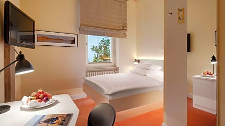 Standard Single Room with Courtyard View
