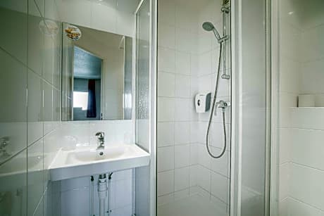 3 Single Beds for 3 persons