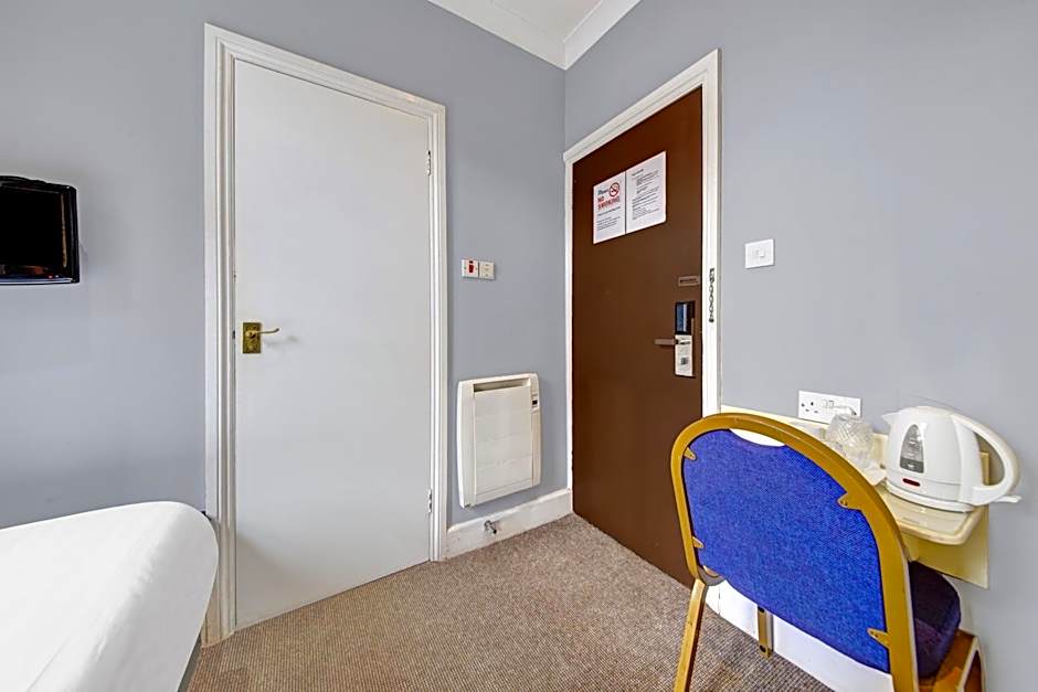 OYO Bostons Manor Hotel