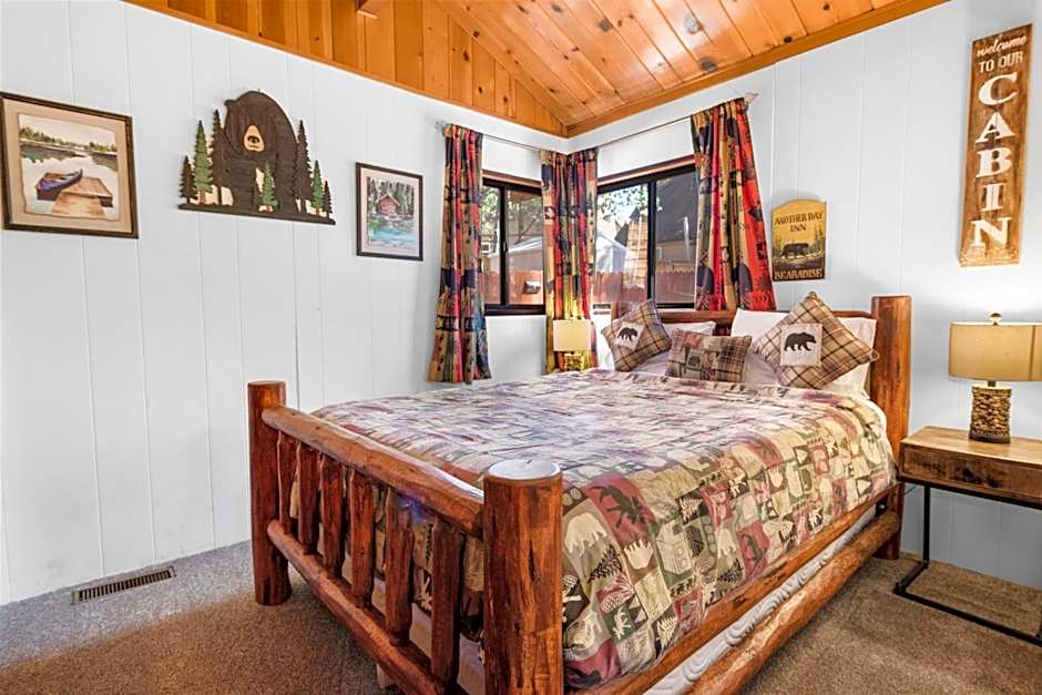 The Cuddle Inn - True feeling of a great cabin! Beautiful and homey! Walking distance to the lake!