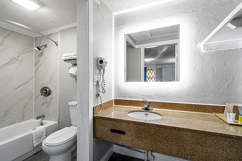 Super 8 by Wyndham Lantana West Palm Beach