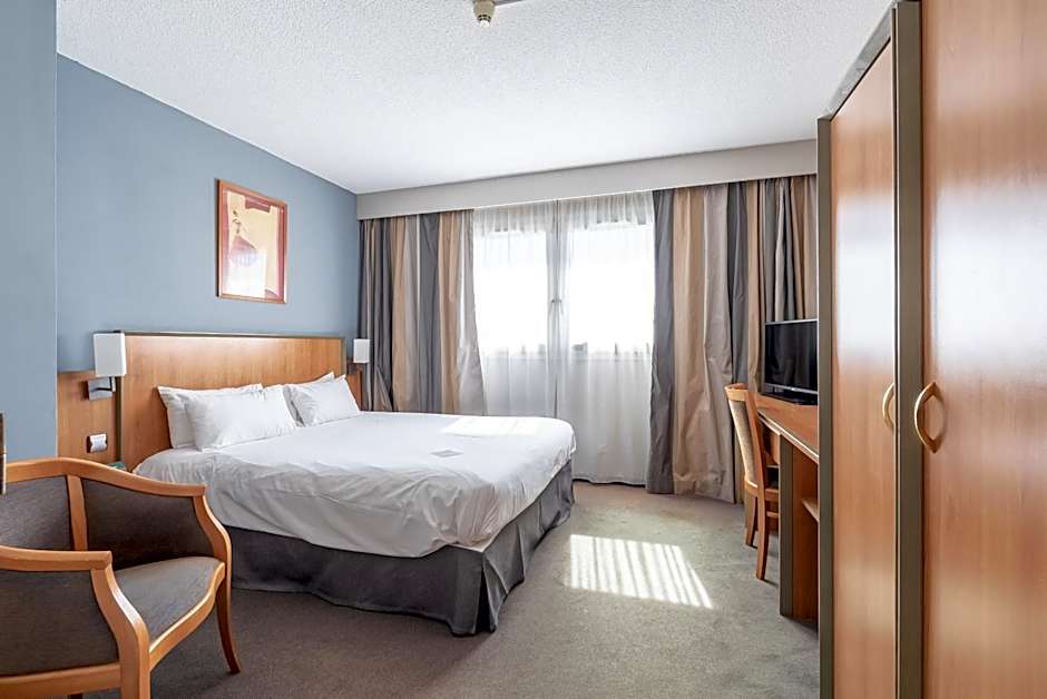 Holiday Inn Calais - Centre Car Ferry by IHG