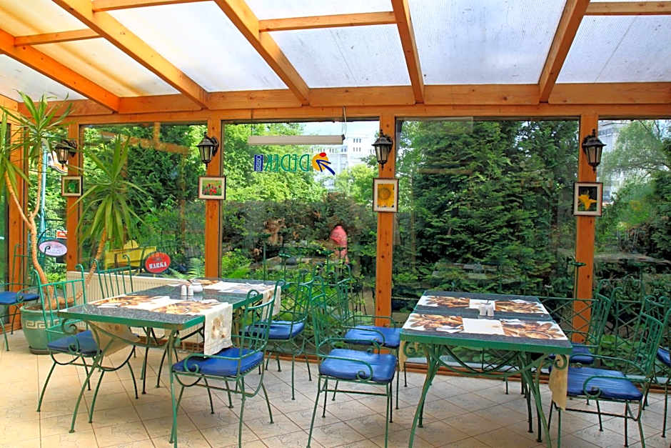 Dedek Park - historyczny dworek w pięknym Parku Skaryszewskim obok Stadionu Narodowego