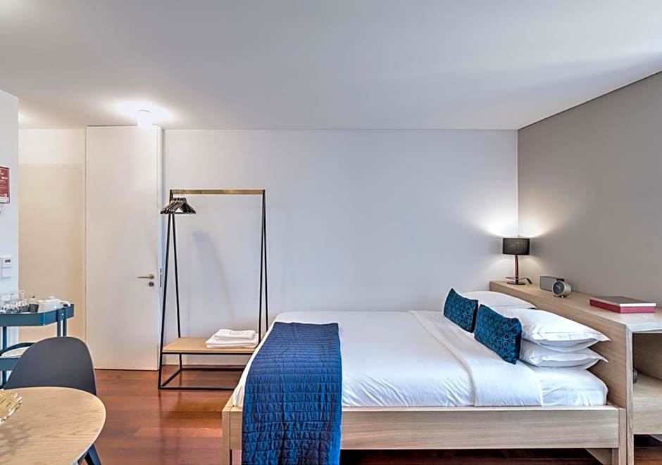 Oporto Street das Aldas - River View