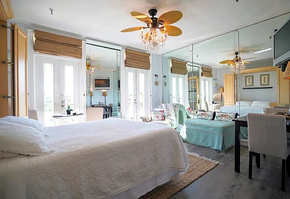 Palm Beach Hotel with Juliette Balconies! 2 blocks from beach! Historic Landmark