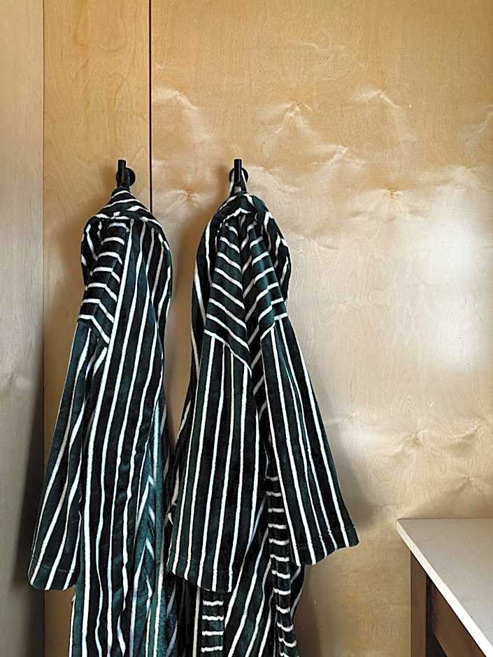 Yellowstone Peaks Hotel