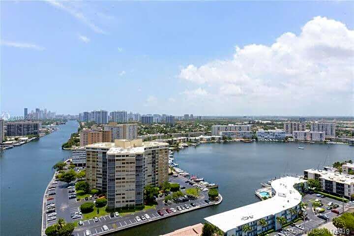 Spectacular View wBalcony Pool