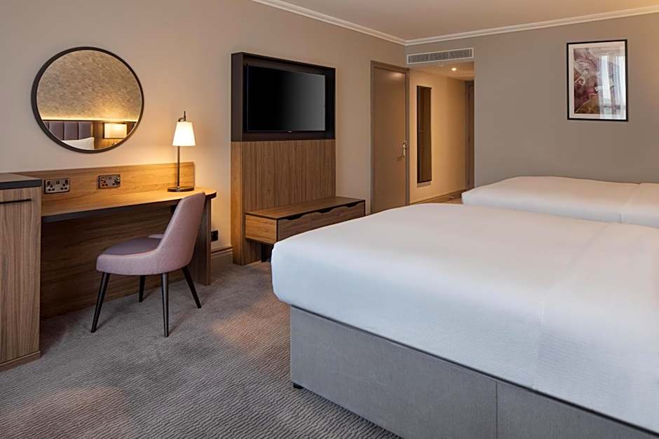 DoubleTree by Hilton Dartford Bridge