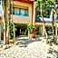 Frida's Artsy Condo with own mural, outdoor tub & rooftop pool