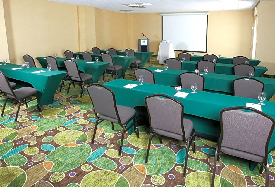 Holiday Inn Westbury-Long Island by IHG