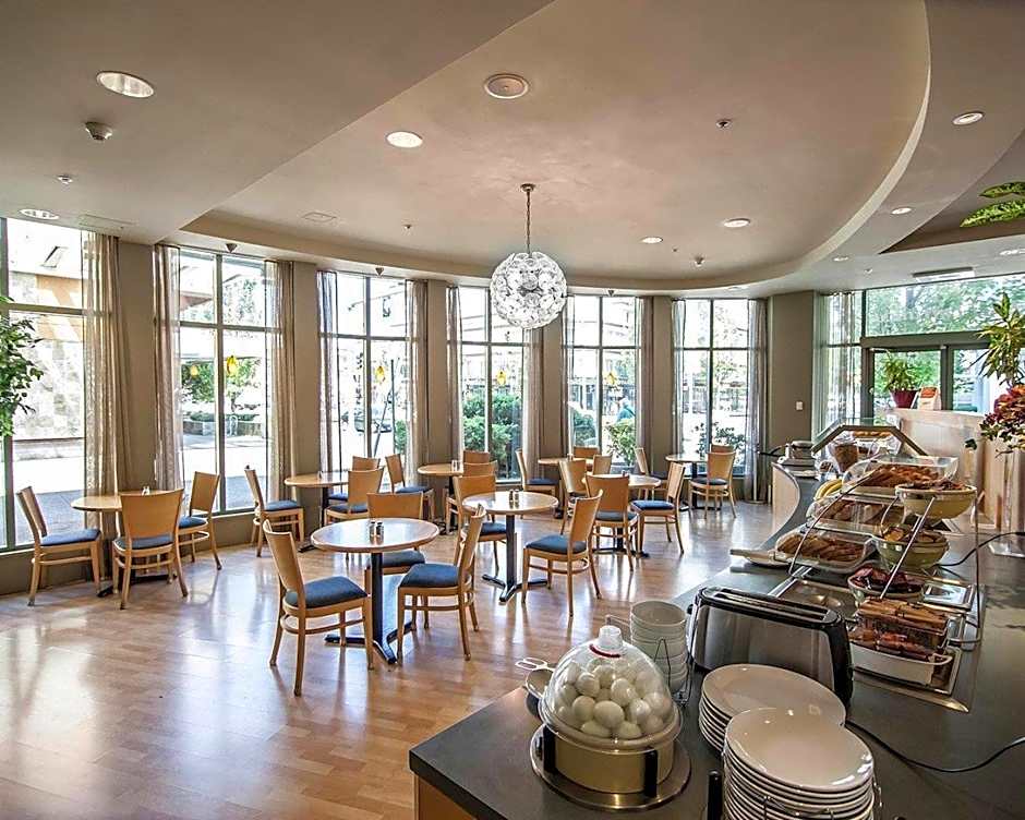 Comfort Hotel Vancouver Airport