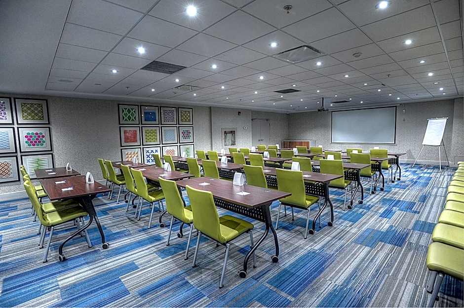 Holiday Inn Express & Suites Toronto Airport West By IHG