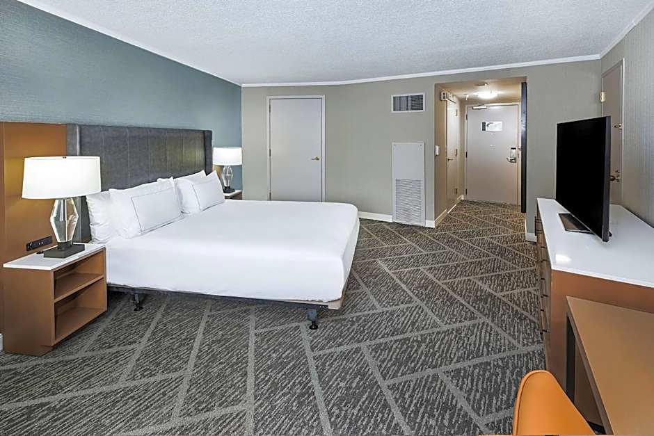 DoubleTree By Hilton Hotel Tulsa At Warren Place