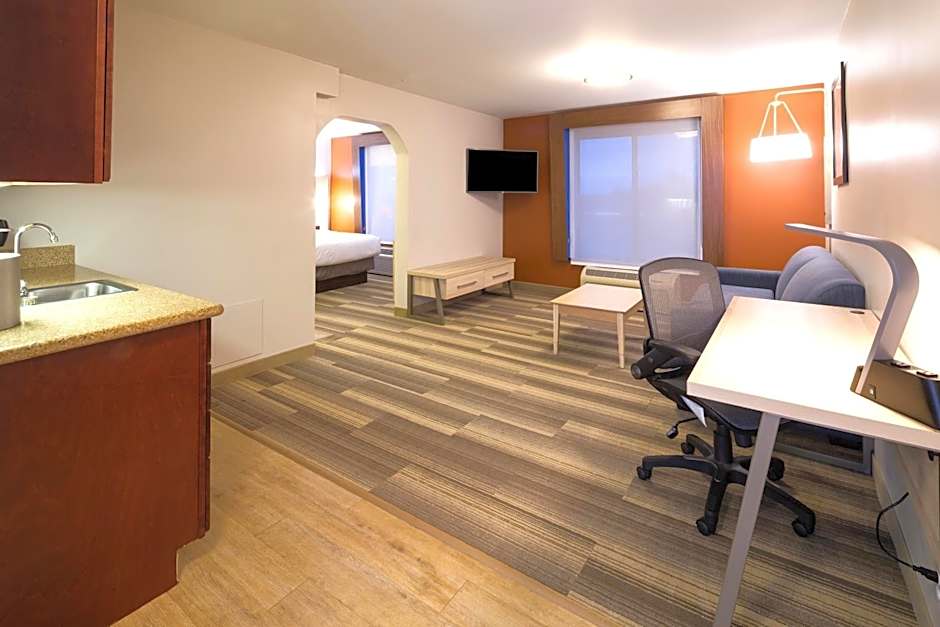 Holiday Inn Express Hotel & Suites Detroit-Utica By IHG