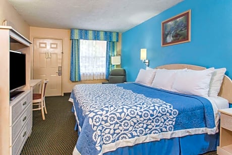1 Queen Bed Smoking Room With Free