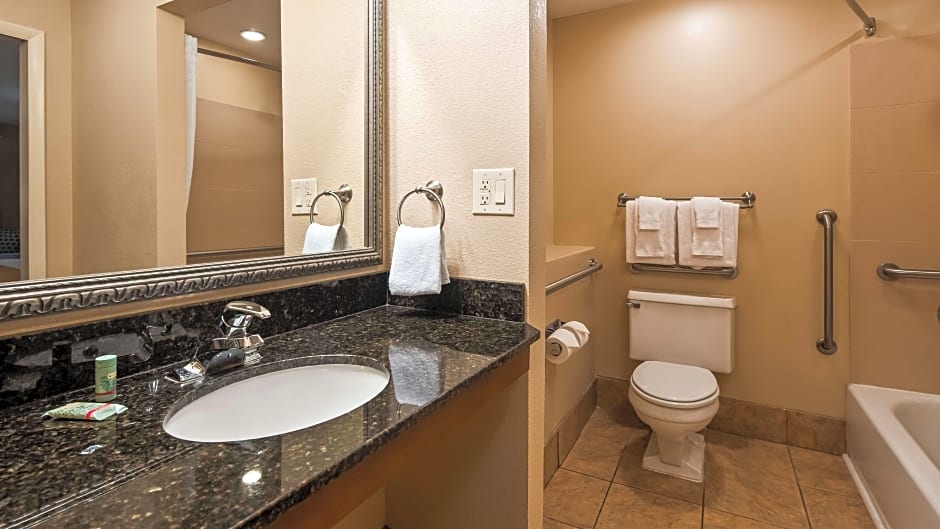 Photo 1 of 9 of 1 King Bed, Hearing/Mobility Accessible, Bathtub