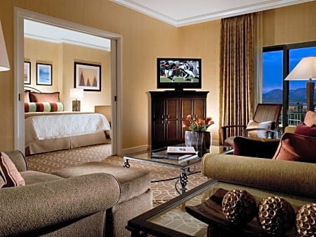 One Bedroom Balcony Suite - 1 King Bed
