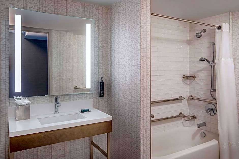 DoubleTree By Hilton Hotel And Conference Center Chicago North Shore