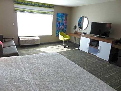 1 King Mobility/Hearing Access Tub Studio Ns
