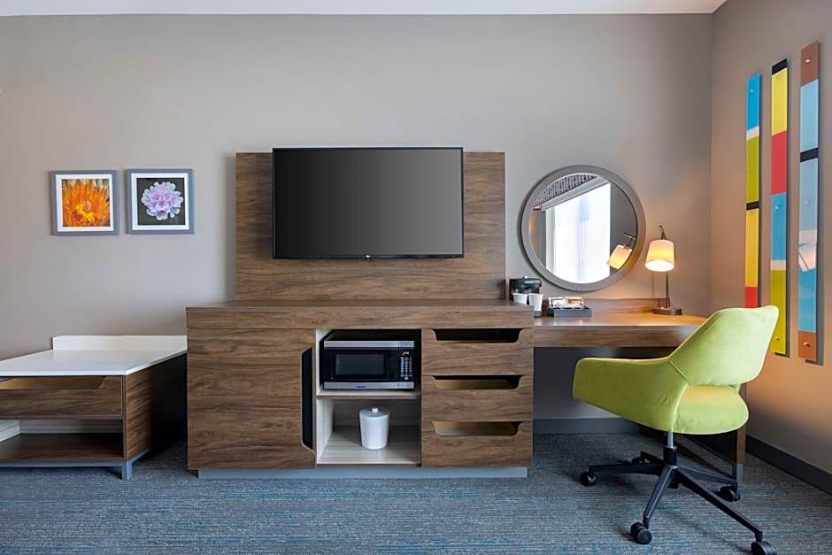 Foto 1 di 6 di 2 Queen Beds, Hearing/Mobility Accessible, Bathtub