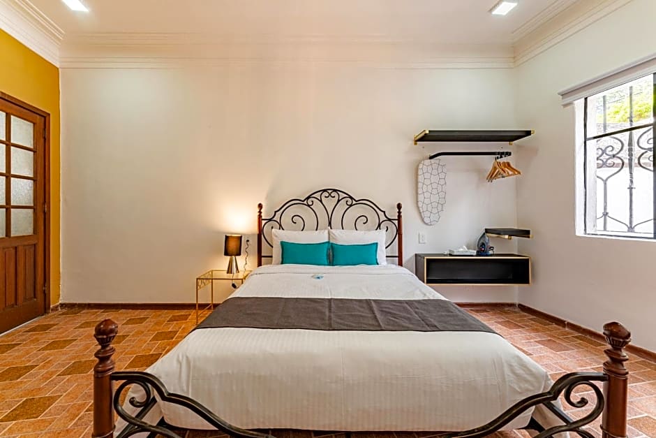 Anzures Black House