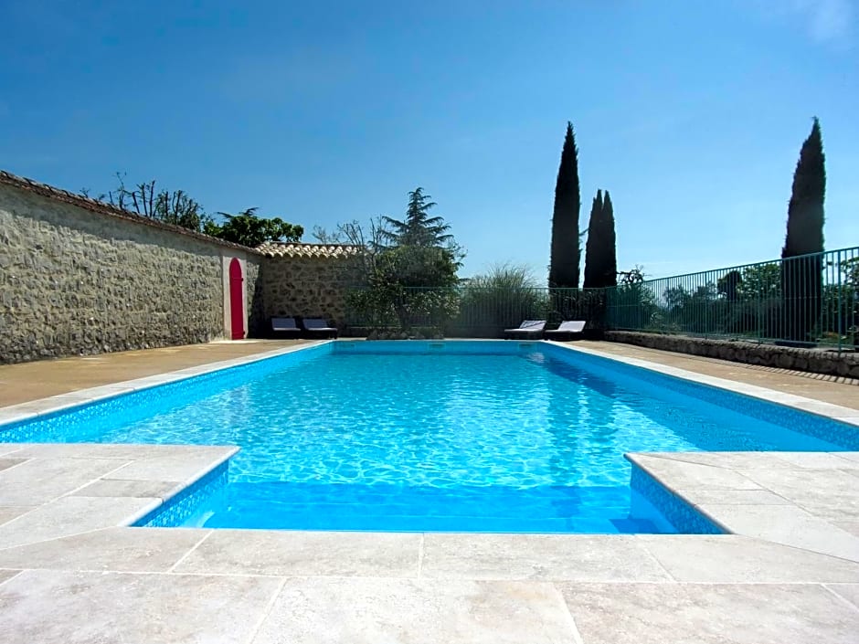 Gîte le MAGNAN, 55 m2, havre de paix, terrasse, jardin, piscine chauffée, sud Ardèche