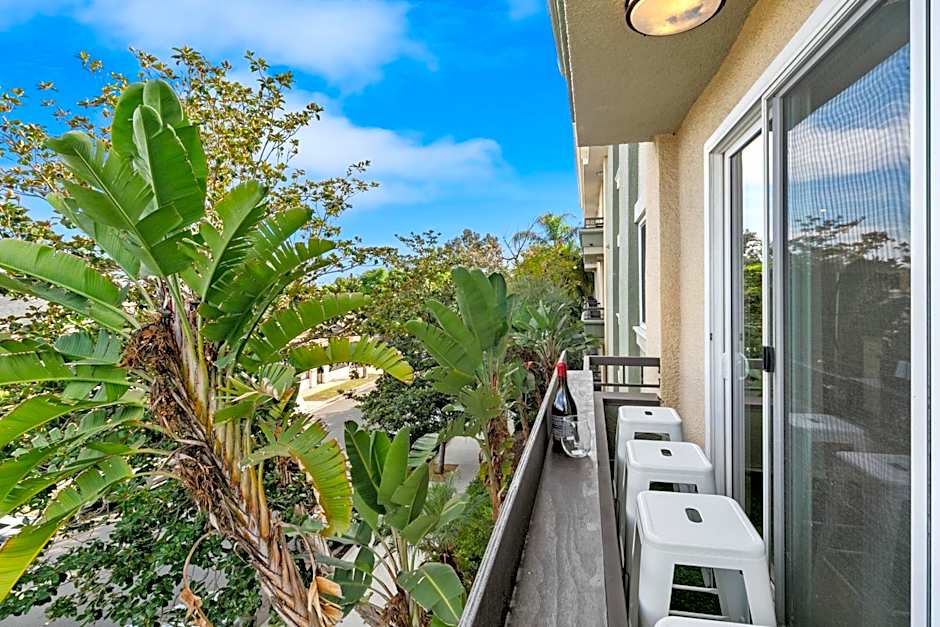 Beverly Hills Glamour Oasis 2 BR Apt with Parking 304