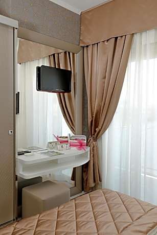 Deluxe Triple Room with Side Sea View