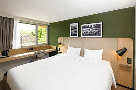 Standard Room - 1 Queen Bed