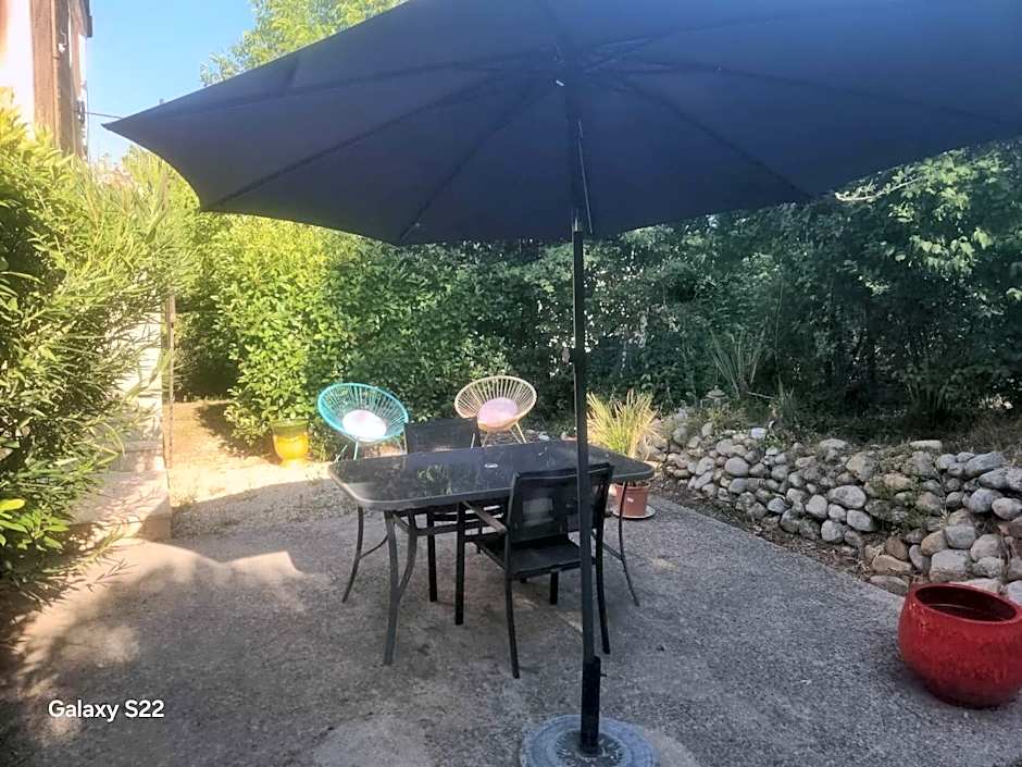 "Les Lauriers" chambre indépendante climatisée avec terrasse et parking privée