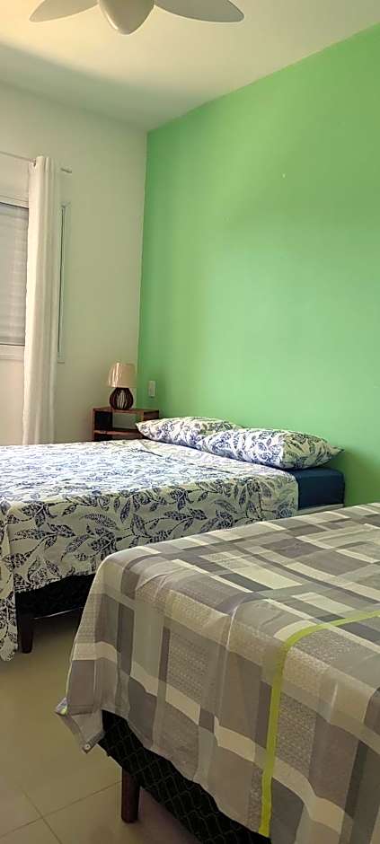 Casa com piscina duas quadras da praia