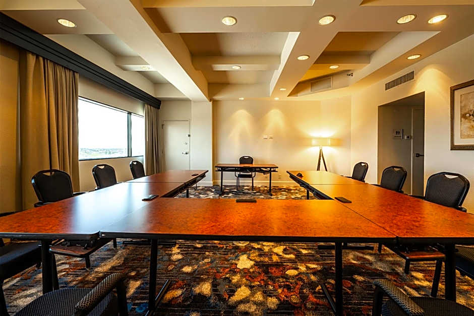 DoubleTree By Hilton Houston Hobby Airport