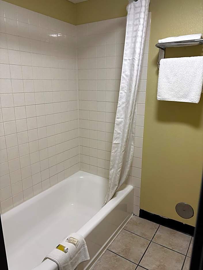 Days Inn by Wyndham Park City Kansas