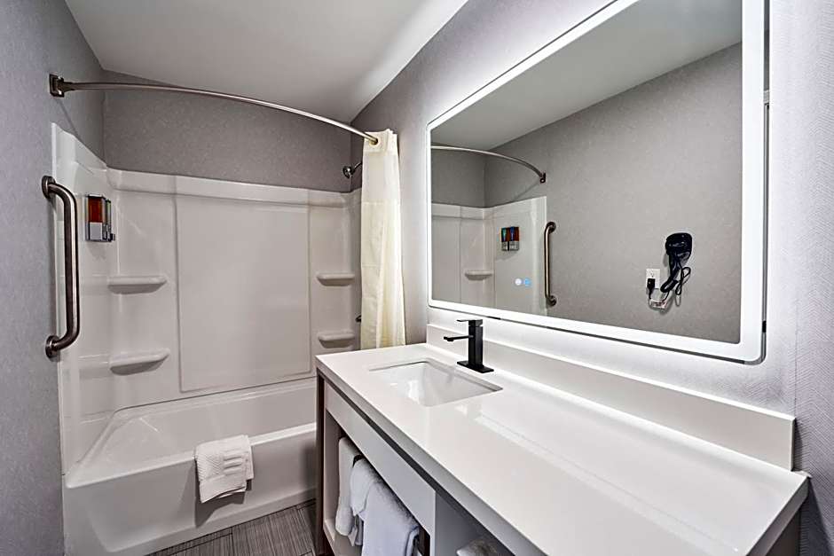 All Seasons Inn & Suites