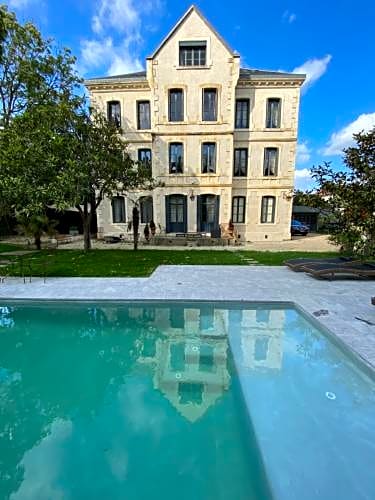 Demeure Saint Louis, cité 10mn à pieds, piscine chauffée, Clim AC, Parking privé