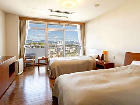 Twin Room with Extra Bed and Shared Bathroom