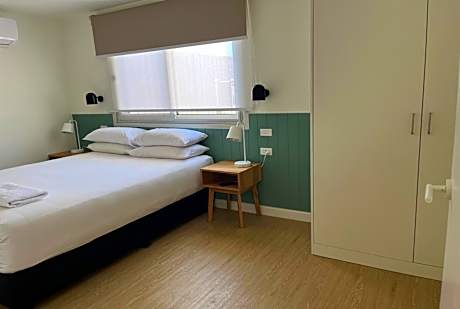 Deluxe 2 Bedroom Cabin - Sleeps 6