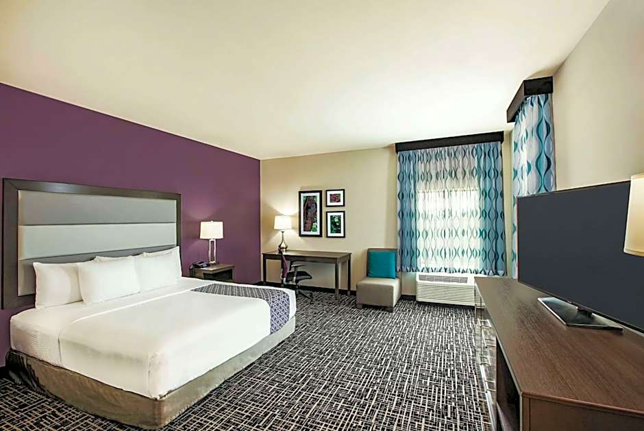 Photo 1 of 6 of Deluxe 1 King Bed, Mobility Accessible, Grab Bars, Bathtub