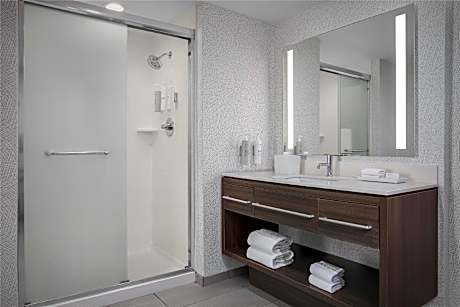 1 KING HEARING ACCESSIBLE SUITE NONSMOKING