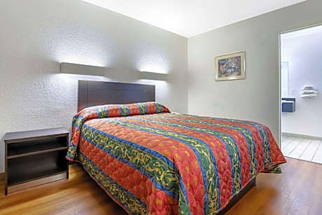 1 Queen Bed, Smoking
