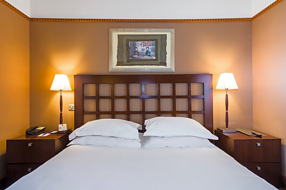 Best Western Plus Hotel Mercedes Arc de Triomphe